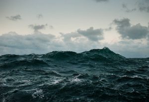 荒れ狂う海